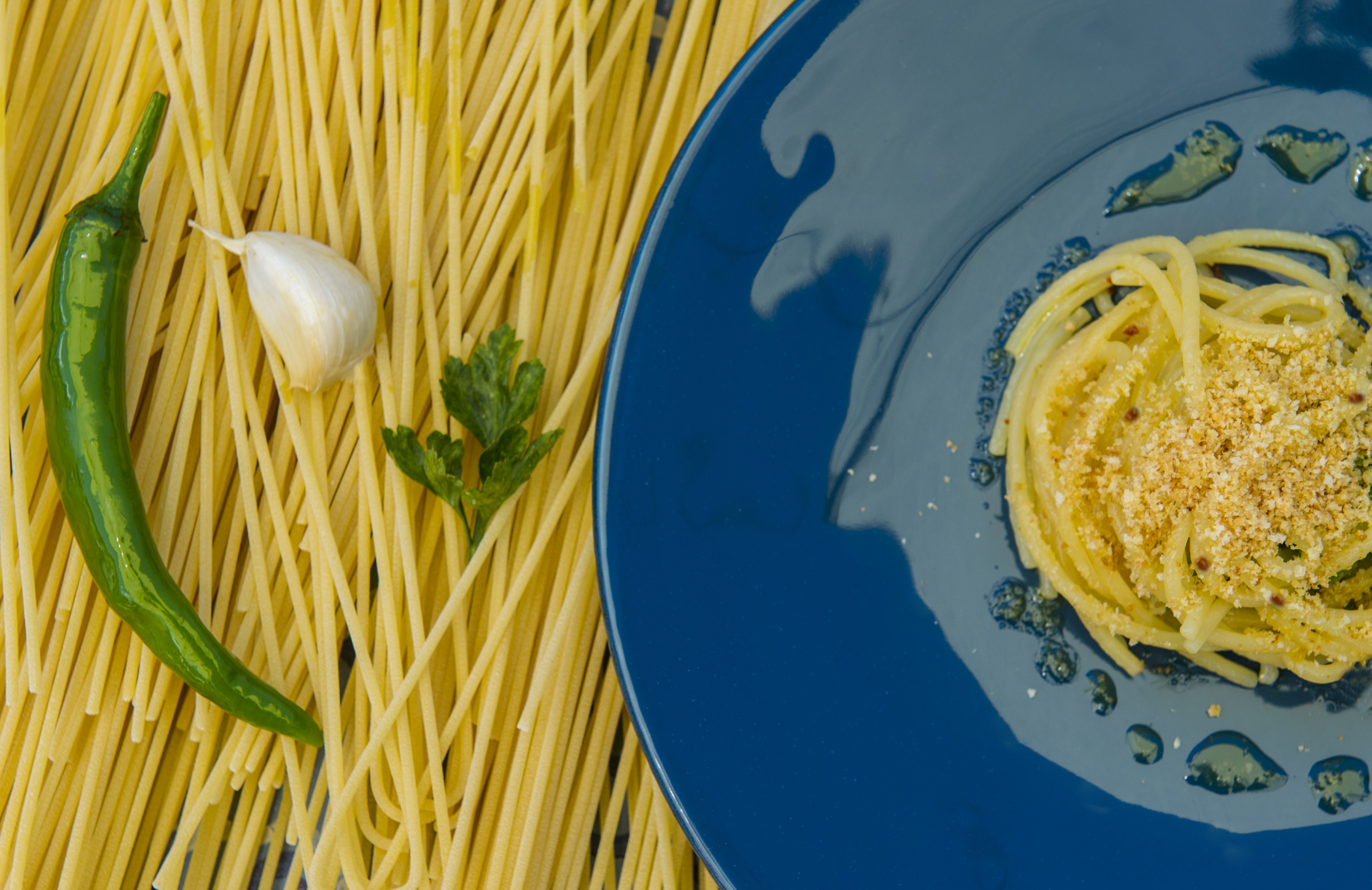 Spaghetti aglio, olio e peperoncino con guazzetto con guazzetto di mare