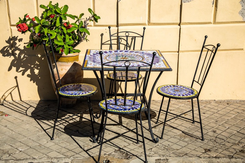 tavolo e sedie in pietra lavica, la rosa dei venti, gioiosa marea, ceramica, messina, sicilia	