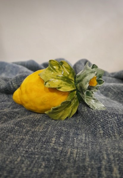 Frutto Limone in porcellana di Capodimonte decorato a mano