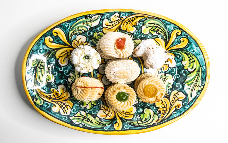 Piatto in ceramica siciliana ovale con Paste di Mandorla - La Rosa dei Venti e Pasticceria Capizzi a Gioiosa Marea