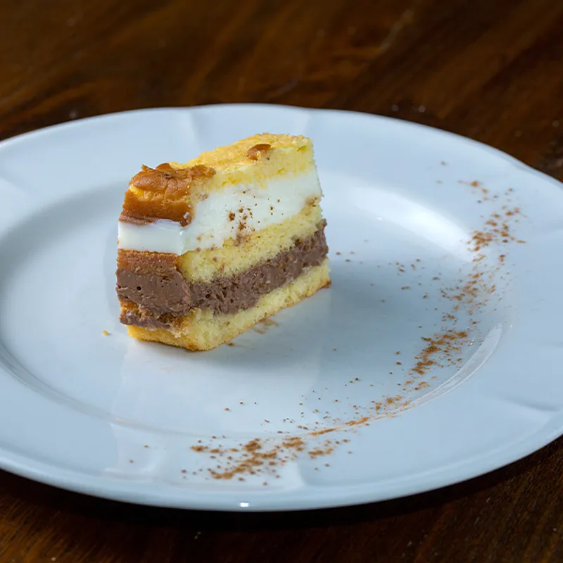 Pan di spagna con bianco mangiare e cioccolato — Unni Don Nino - Osteria Bar, Sant'Angelo di Brolo (photo 1)