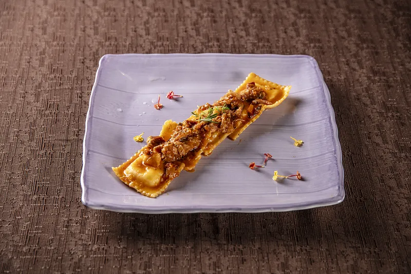 Ravioli al ragù di coniglio ripieni di burrata