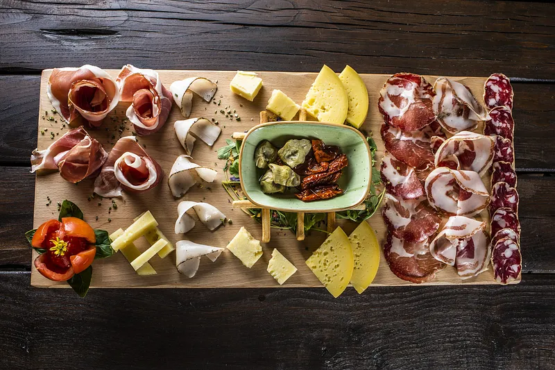 Tagliere di salumi e formaggi siciliani