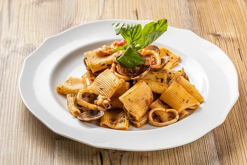 Paccheri vongole e calamari