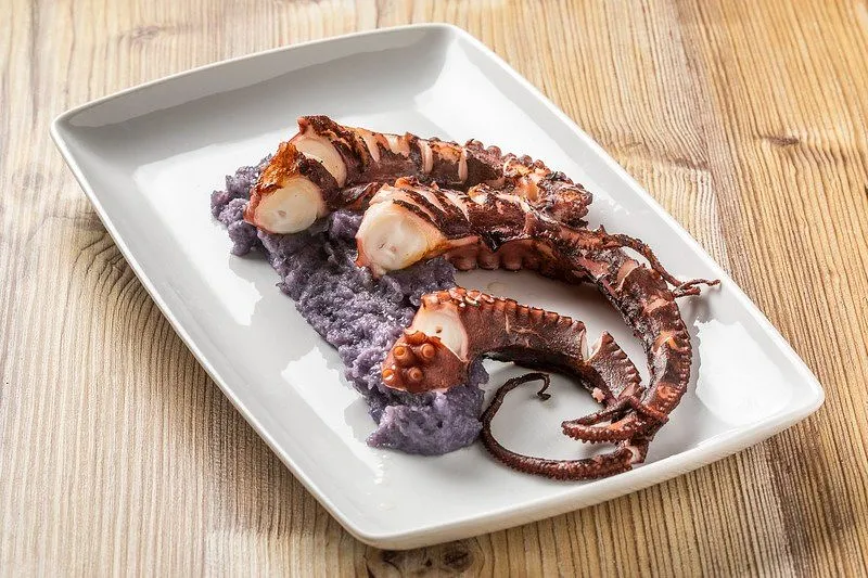 Polpo alla griglia con patate viola