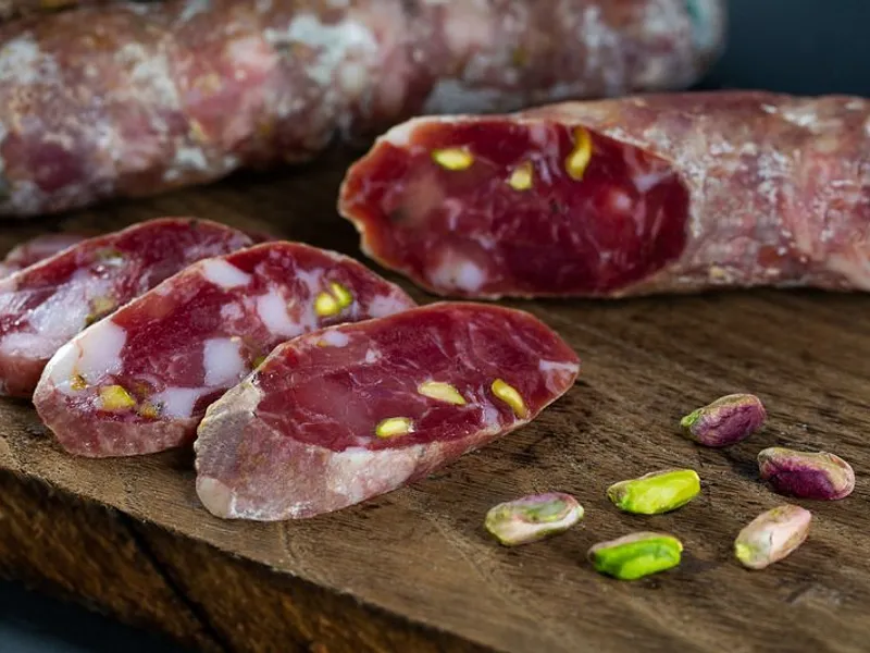 Salsiccia di suino nero dei Nebrodi con pistacchio