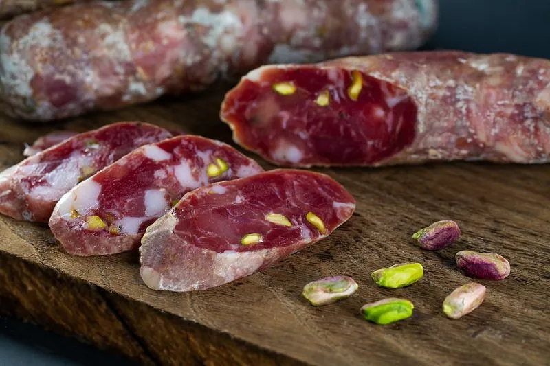 Salsiccia di suino nero dei Nebrodi con pistacchio