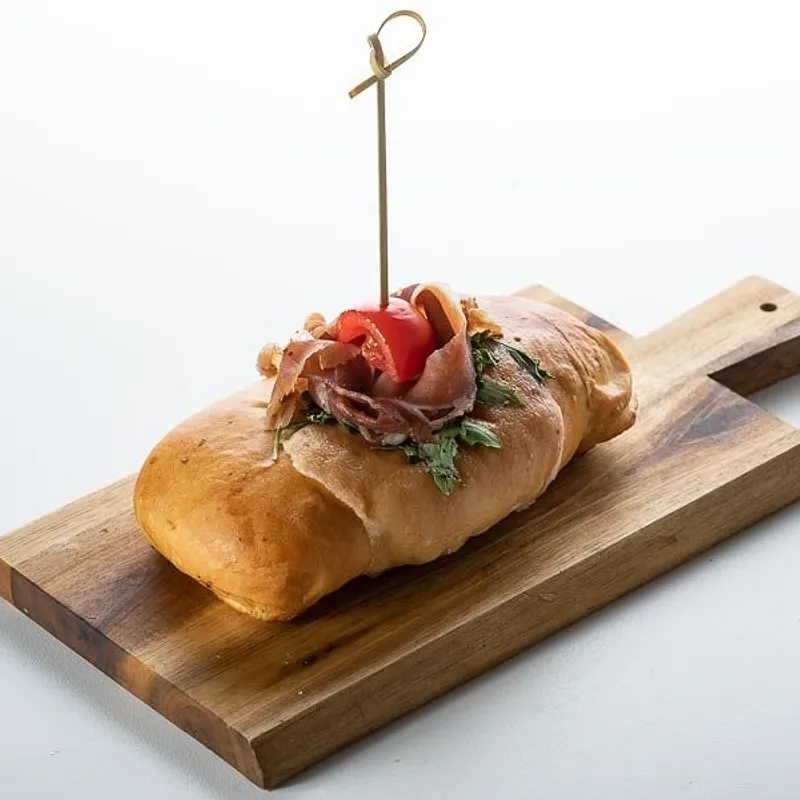 Calzone con rucola, formaggio e pomodoro — photo 1