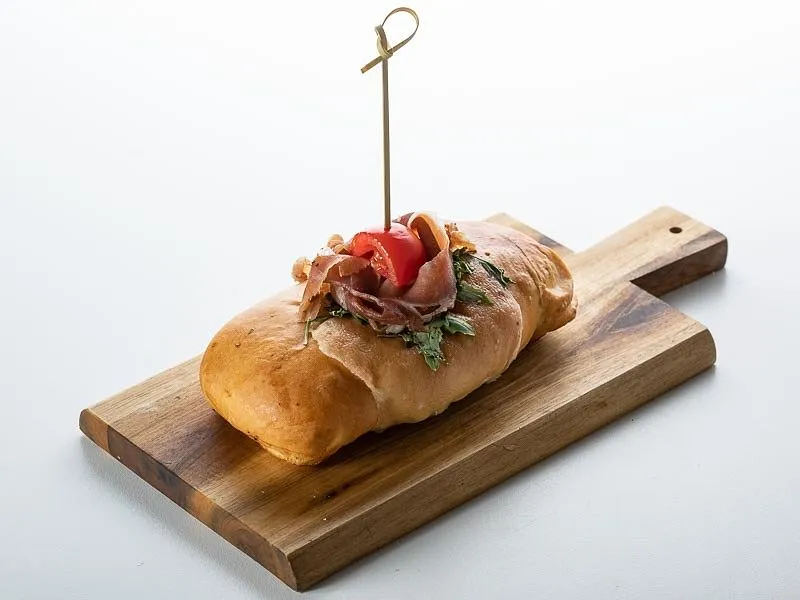 Calzone con rucola, formaggio e pomodoro