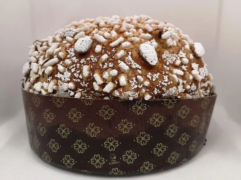 Panettone artigianale tradizionale con uvetta e canditi