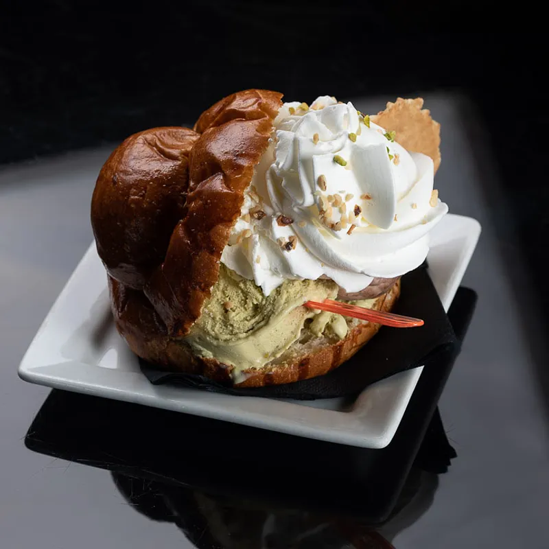Brioche col gelato — DiVino Lounge Bar, Gioiosa Marea (foto 1)
